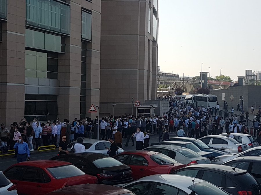 Adliye önünde normalleşme kuyruğu... Sosyal mesafe hiçe sayıldı! 1
