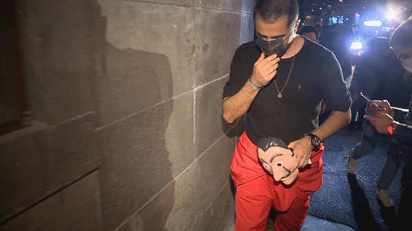 İstanbul'da skandal görüntüler… Yalıdaki partiye polis baskını! 6