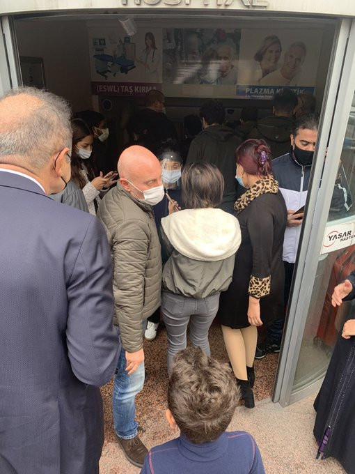 Hastanelerden gelen görüntüler korkutuyor, sıralar yollara taştı 9