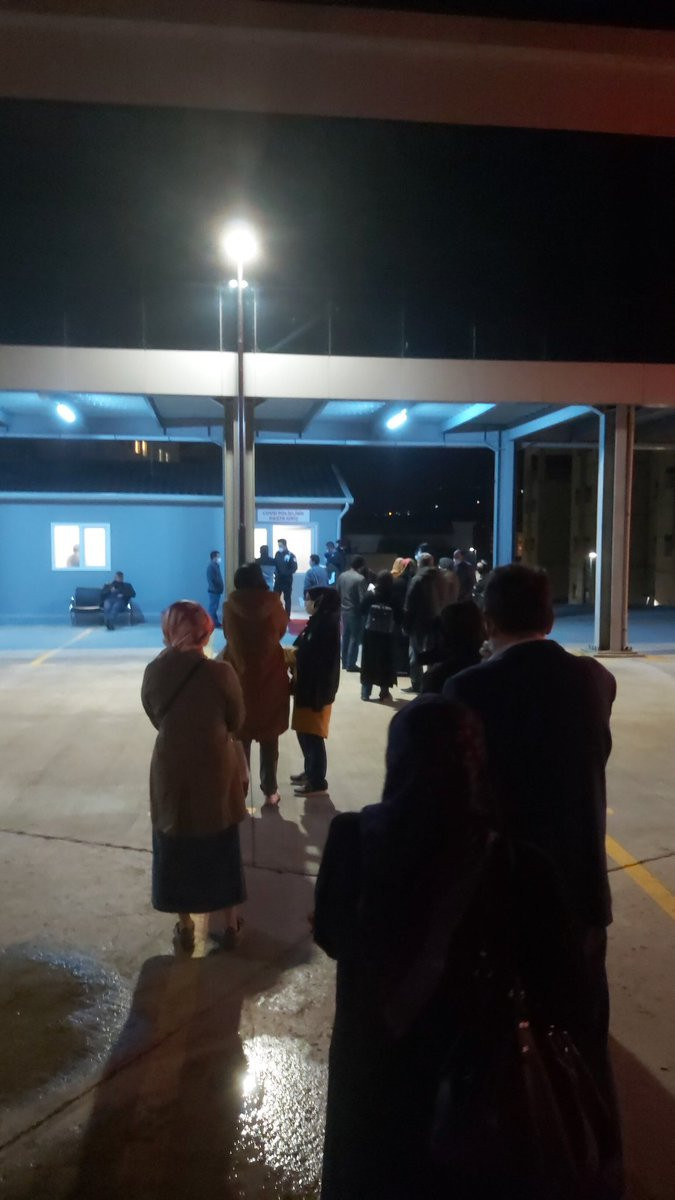 Hastanelerden gelen görüntüler korkutuyor, sıralar yollara taştı 3