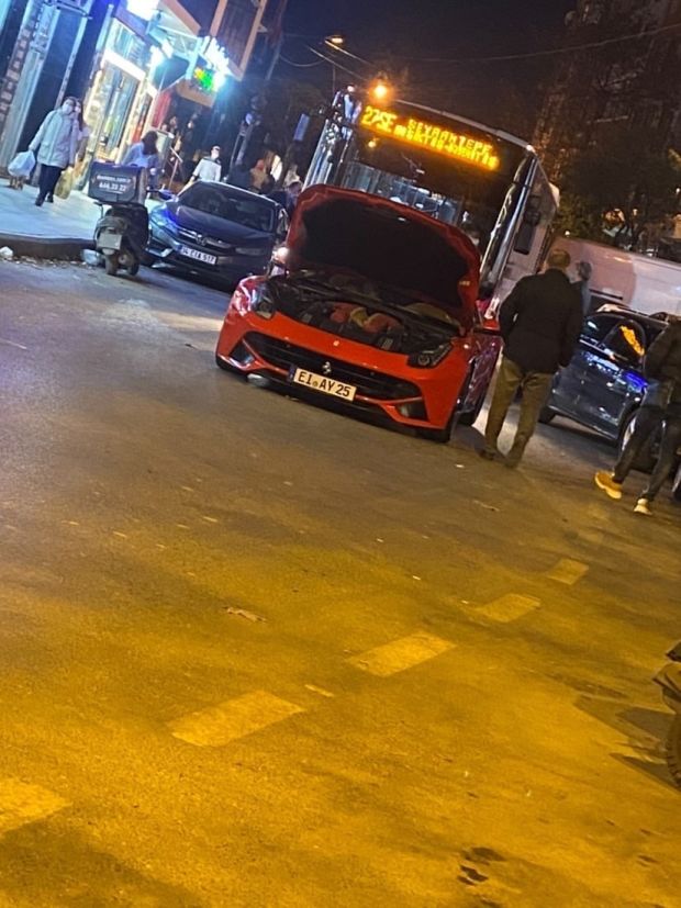 Burası Kağıthane! 5 Milyonluk Ferrari'yi bırakıp gitti! 1