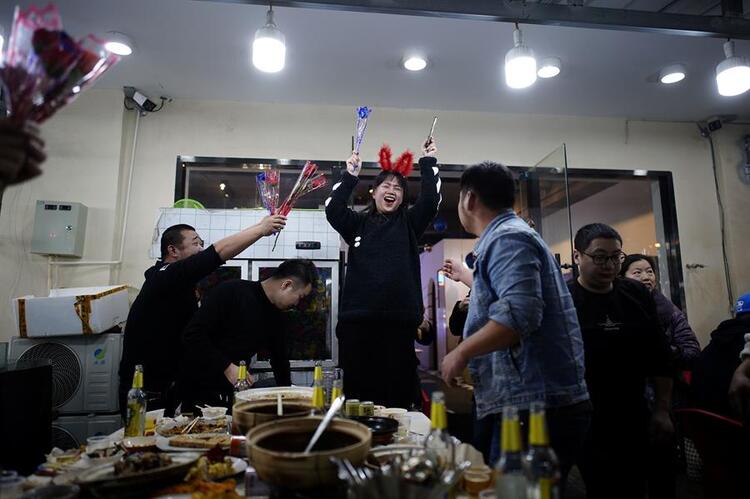 Vuhan'da hayat normale döndü! Koronavirüse hiç rastlamamış gibi eğleniyorlar! 2