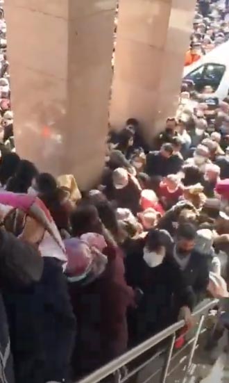 AK Parti İzmir İl Kongresi'nde pandemi kuralları hiçe sayıldı, yüzlerce insan bir araya geldi 1