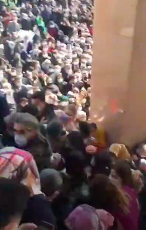 AK Parti İzmir İl Kongresi'nde pandemi kuralları hiçe sayıldı, yüzlerce insan bir araya geldi 2
