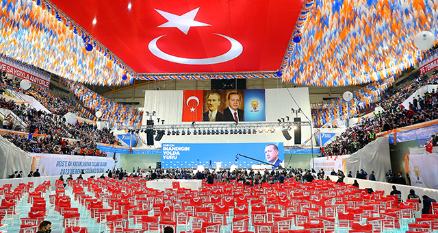 AK Parti İzmir İl Kongresi'nde pandemi kuralları hiçe sayıldı, yüzlerce insan bir araya geldi 3