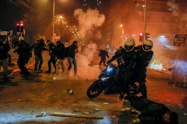 Yunanistan sokakları savaş alanına döndü! 2