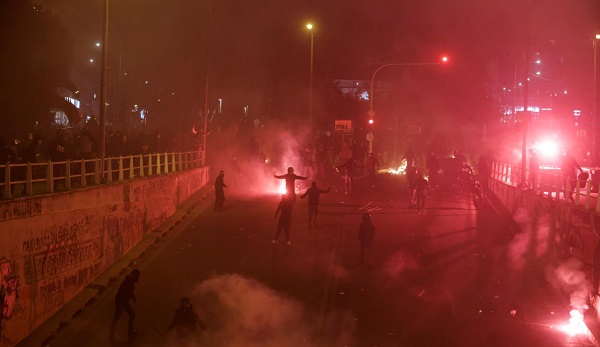 Yunanistan sokakları savaş alanına döndü! 3