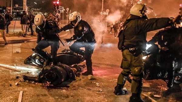Yunanistan sokakları savaş alanına döndü! 4