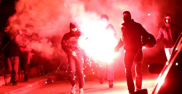 Yunanistan sokakları savaş alanına döndü! 5