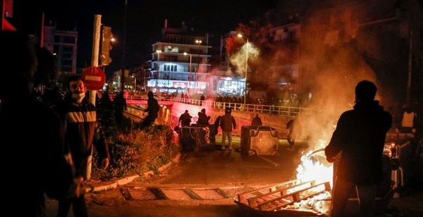 Yunanistan sokakları savaş alanına döndü! 6