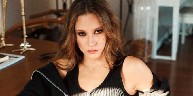 Serenay Sarıkaya'nın ayakkabıları dikkat çekti 5