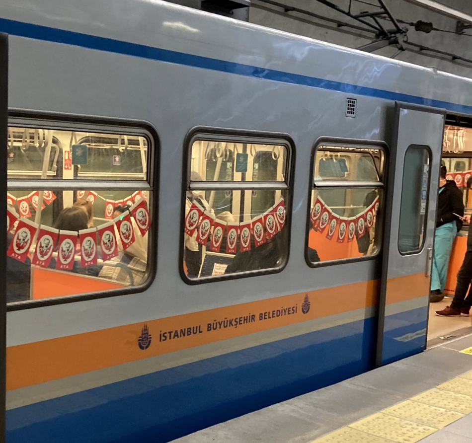 İstanbul Büyükşehir Belediyesi, metro ve tramvayları Atatürklü Türk Bayrakları ile süsledi 1