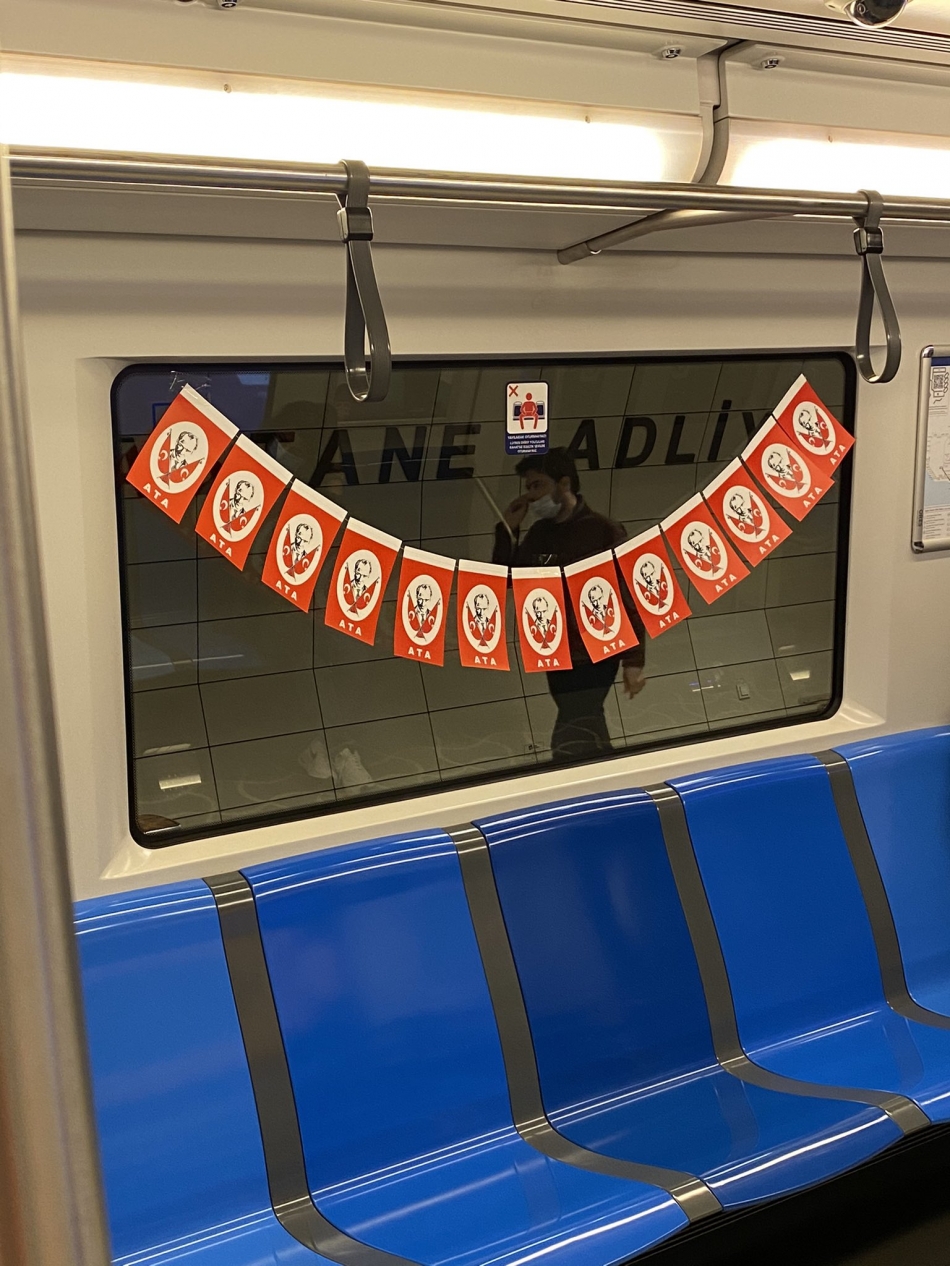 İstanbul Büyükşehir Belediyesi, metro ve tramvayları Atatürklü Türk Bayrakları ile süsledi 2