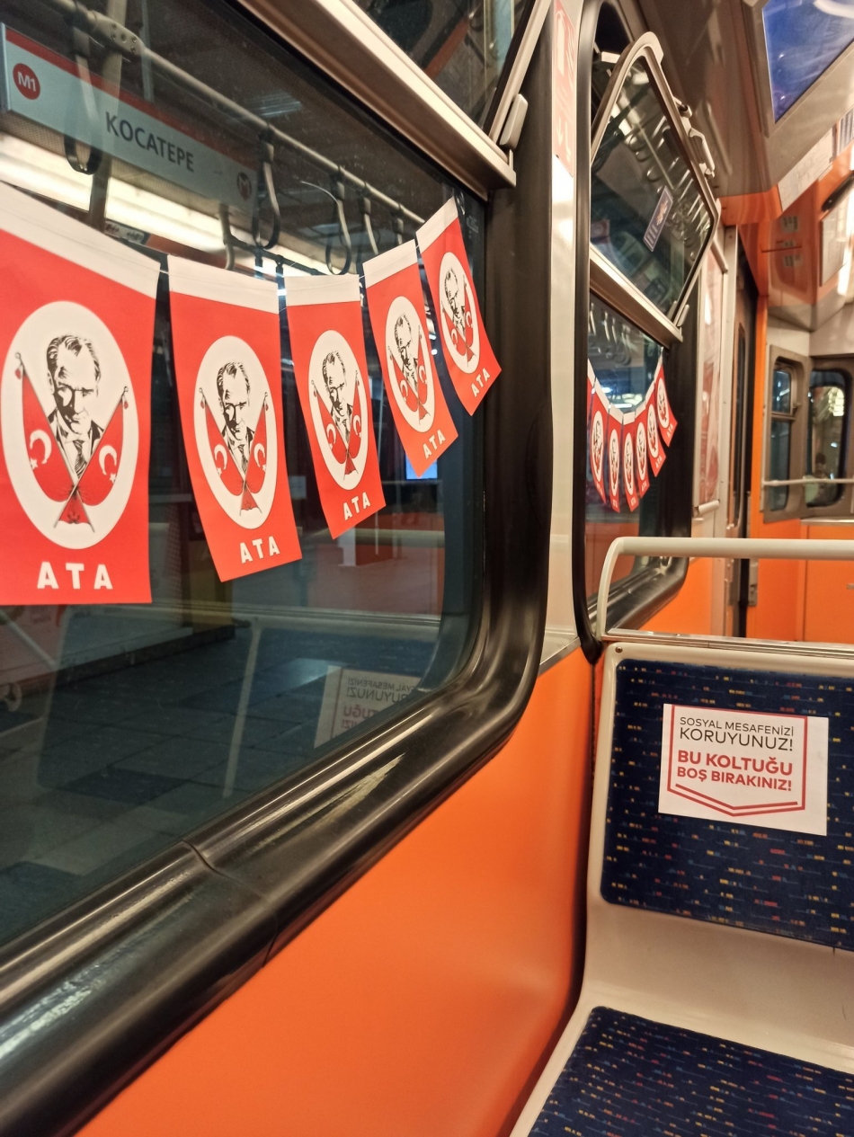 İstanbul Büyükşehir Belediyesi, metro ve tramvayları Atatürklü Türk Bayrakları ile süsledi 4
